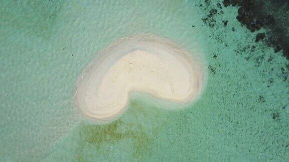 马尔代夫环礁沙洲无人机飞缩小4K航拍视频