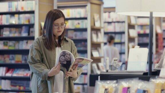 MS年轻女子在商店里看杂志