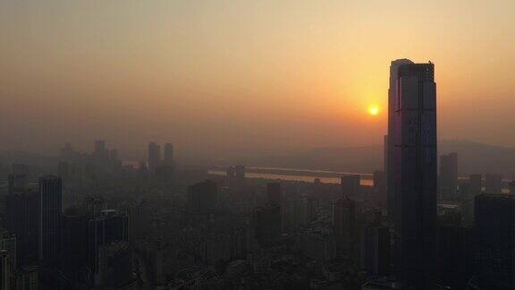 日落时分飞越长沙市市中心著名塔楼江边航拍4k中国全景