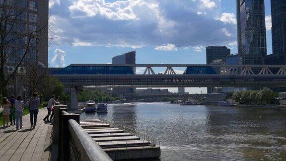 俄罗斯阳光明媚的夏日莫斯科河畔人行天桥全景4k
