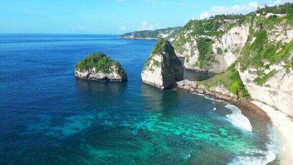 鸟瞰图的钻石海滩在努沙Penida-巴厘岛