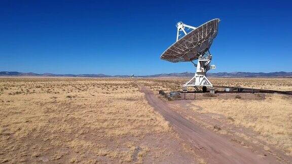 低无人机飞越国家射电天文台或非常大的阵列在Socorro新墨西哥