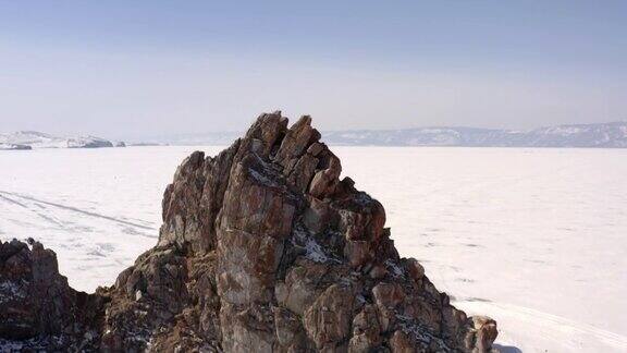 夏曼卡角前的贝加尔湖在冬天结冰