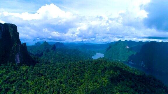 空中:有湖和多云天空的山地景观