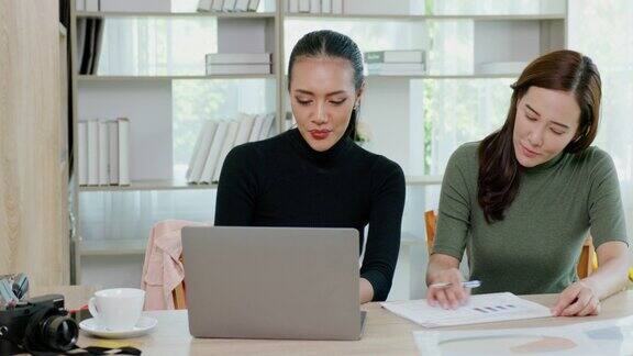 商务女性向同事咨询从办公室的笔记本电脑规划信息和团队一起工作业务客户咨询