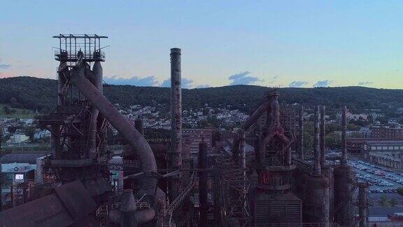 在宾夕法尼亚州伯利恒历史悠久的钢铁厂被改造成现代文化中心无人机视频与全景相机运动