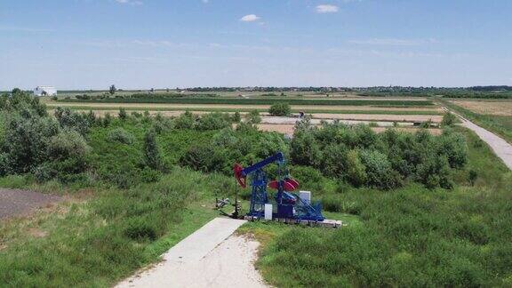 油田的油井正在抽取石油和天然气