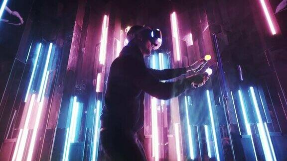 玩家在黑暗的空间中佩戴VR头盔