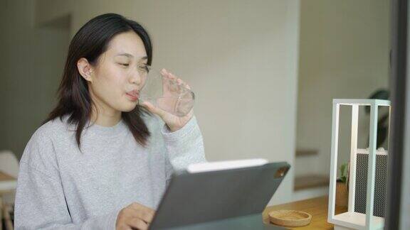 亚洲女性在家使用数码平板电脑