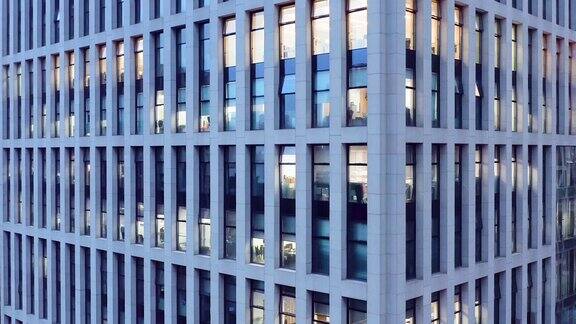鸟瞰图的现代办公大楼与照明的窗户