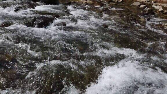 泉水在山间流动的特写