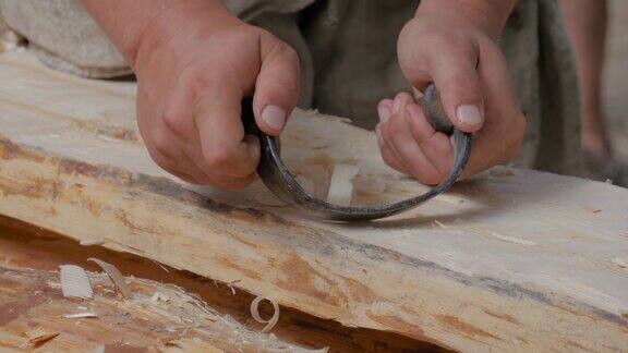 用刮刀打磨木板的木匠-慢动作