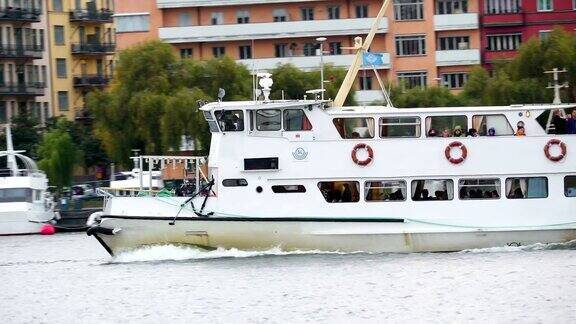 在瑞典斯德哥尔摩湖航道上的游船