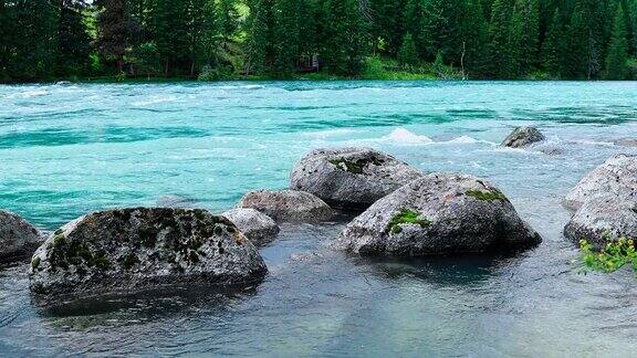 新疆流动的河流和岩石自然景观