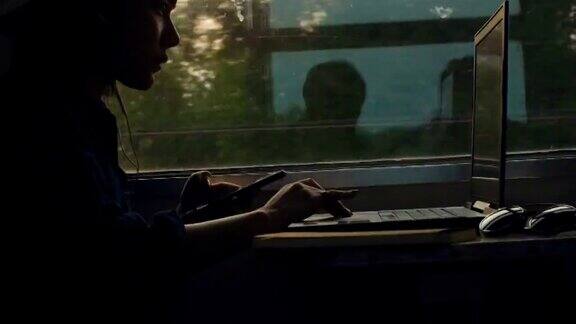 一名女子在火车上使用笔记本电脑