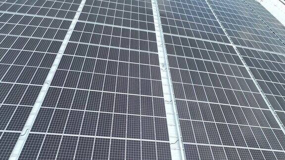 安装在建筑屋顶的蓝色光伏太阳能电池板的表面特写用于生产清洁的生态电力生产可再生能源的理念