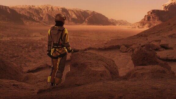火星漫步女宇航员探索生锈的山脉看观点