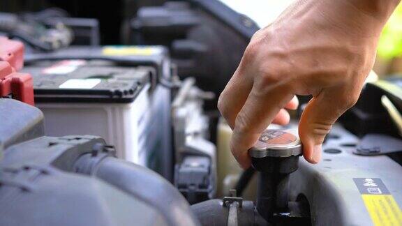 检查汽车散热器自己检查手打开汽车发动机的散热器水箱