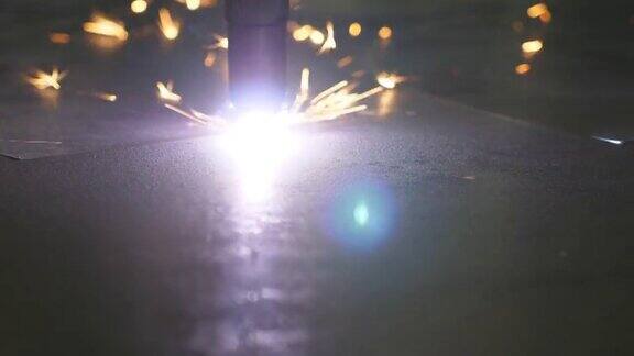 激光切割机在工作等离子切割金属与cnc用钢板制造工件工业金属加工生产在工作间制定细节高精度技术