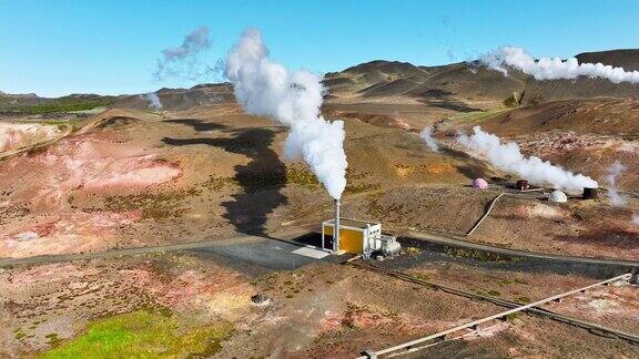 地热发电厂在冰岛工作位于风景如画的火山景观在夏季发电