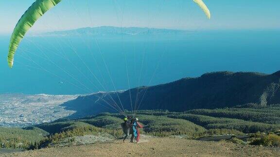 滑翔伞飞越大海开始起飞脱离地面
