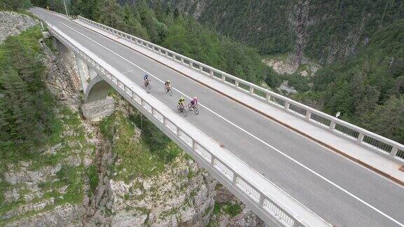 空中骑自行车的人正在穿越峡谷上方的一座桥