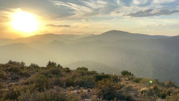 日落时的山景晚霞有云的金山在山上远足