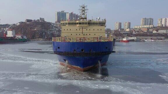 “新罗西斯克号”破冰船漂浮在冰原上