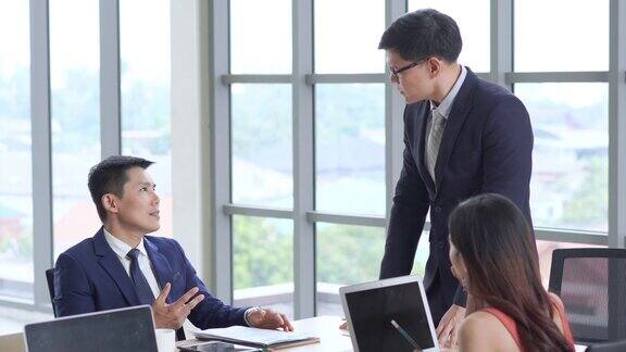 集团信心亚洲商人和女商人同事团队会议在办公室会议室讨论和头脑风暴营销策略的想法为成功的商业规划项目