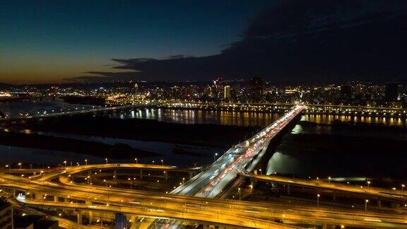 日落之夜照亮台北市河桥空中全景4k时间推移台湾