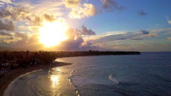 4K航拍视频日落在加勒比海滩与戏剧性的天空