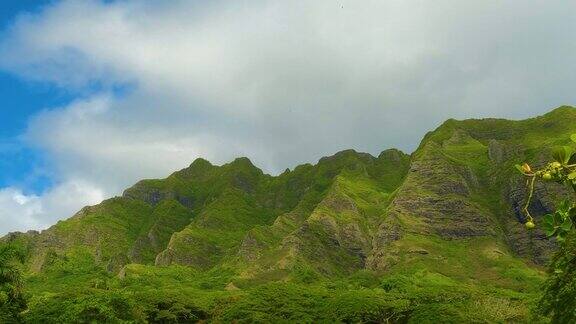 夏威夷的山脉侏罗纪公园的自然侏罗纪世界热带岛屿绿色的岛屿森林青山环绕的荒岛瓦胡岛自然檀香山夏季的天气云和青山