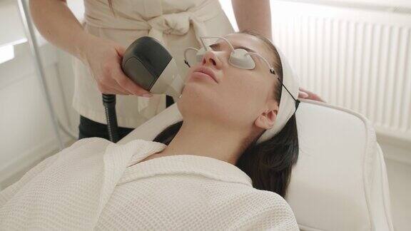 女子在美容诊所接受液化石油气硬件按摩