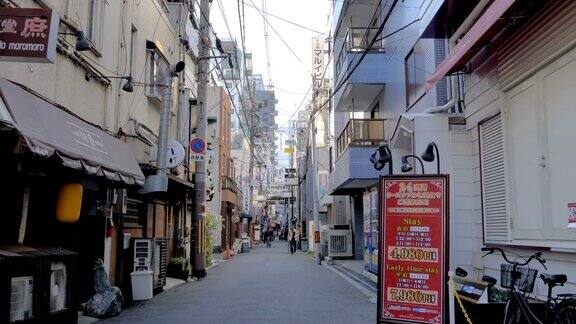 日本大阪的一条狭窄的街道