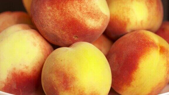新鲜甜蜜的桃子转身成熟的桃果背景
