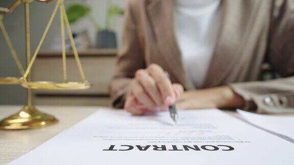 年轻女律师在办公室签署书面合同