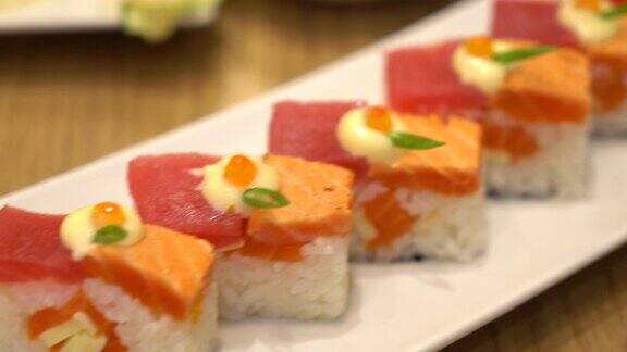 鲑鱼和金枪鱼寿司-日本食物
