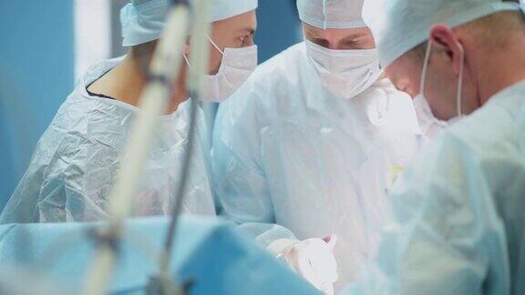 一组外科医生在医院里做手术