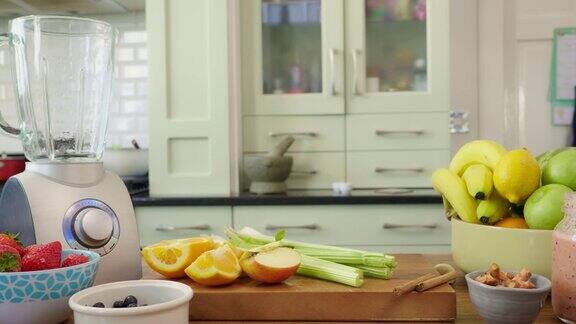 厨房桌子上有各种水果和蔬菜搅拌机