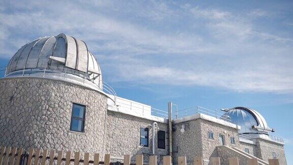 天文观测站位于山区丘陵附近为监测外太空和研究行星地球的石头建筑金属圆圆顶用于接收与太空的通信连接