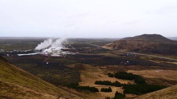 在冰岛雷克雅尼的格林达维克附近从Torbj?rn山上俯瞰Svartsengi地热发电厂、管道和小针叶林的美丽全景