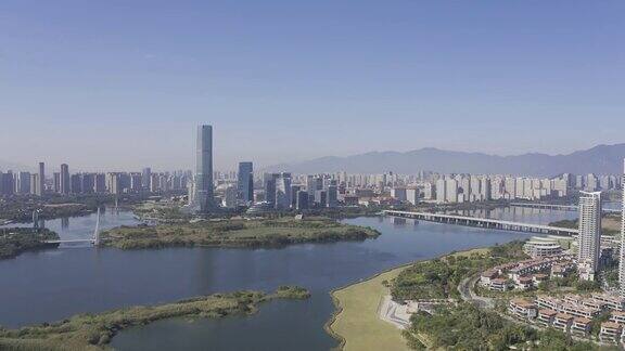 空中视频的摩天大楼在现代花园城市