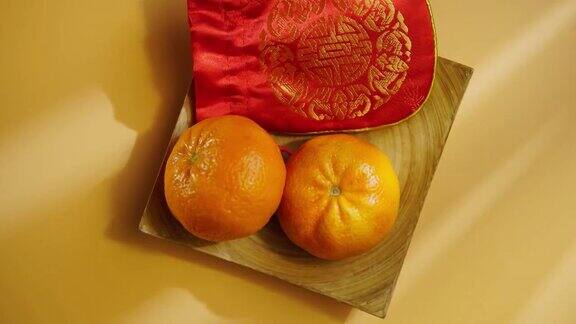 俯视图中国新年节日装饰幸运袋和橘子