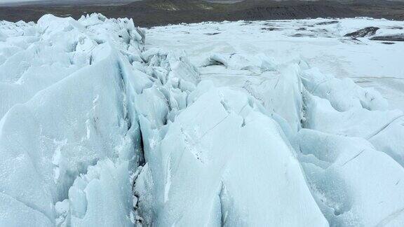 冰岛冬季的巨大冰川是一个受欢迎的旅游景点