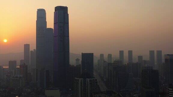日落时分飞越长沙市市中心著名塔楼江边航拍4k中国全景