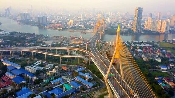 俯瞰两次横跨湄南河的普密蓬大桥黄昏日落场景在曼谷的新地标
