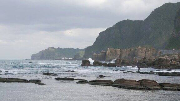 东北海岸渔民海浪岩石