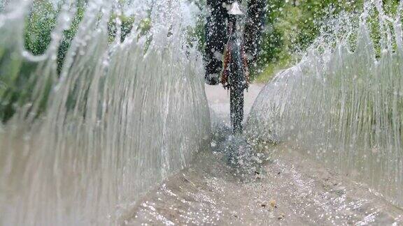 SLOMO山地摩托车通过水坑溅水