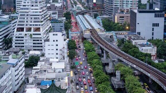 夜间曼谷摩天大楼的