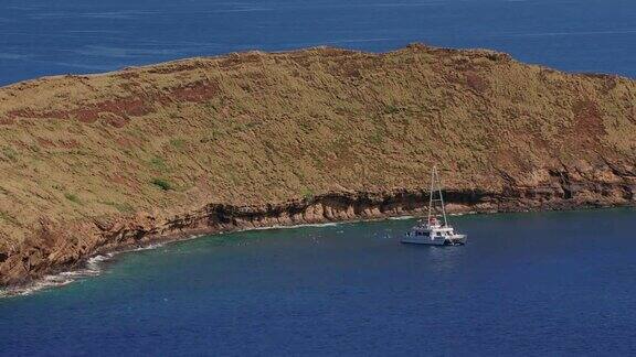 鸟瞰毛伊岛海岸附近的莫洛基尼火山口